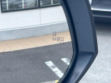 【ブラインドスポットモニター】走行中、ドアミラーの死角になりやすい箇所に後続車が接近するとサイドミラーのレンズに警告を表示!ドライバーに注意喚起をしてくれます。