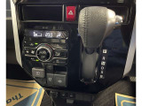 オートエアコン♪お好みの温度に設定するだけで車内を快適空間にしてくれますよ♪