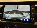リバースギアに入れるだけで後方の表示へ切り替わります。夜間や雨の日の駐車も楽になりますよ。