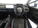 革巻きステアリングで快適な操作性の運転席です。