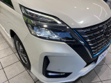 【LEDヘッドライト】悪天候や夜間走行時も良好な視界を確保し安心して運転できる高輝度LEDヘッドライトを装備!点灯速度が早く、消費電力も抑えられています。