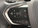 運転中、オーディオの操作をしてて、ハッとしたことはありませんか?ステアリングスイッチは、運転中でもハンドルでオーディオの操作が可能です。安全なドライブをサポートします。