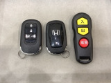 スマートキー付きですからドアロックの開閉およびエンジンスタートが楽々です。電動スライドドアの開け閉めもボタンで操作できます。スペアキーも同じものを用意しております。