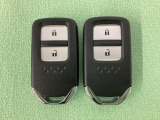 スマートキーを装備しています。鍵を差し込むことなくドアロックの開け閉めと、スタートボタン操作でのエンジンスタートができます。スペアキーも同じものを用意しております。