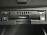 【ETC2.0(DSRC/ITSスポット)】ETCカードを挿入すれば料金所はノンストップで通過できます。ETC限定の割引や、高速道路の情報提供サービスを利用できます。