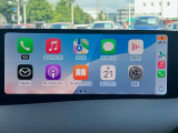 お手元のスマートフォンと接続して頂く事で使用可能な「Apple CarPlay/Android Auto」電話の応答は勿論、メッセージの受信やLINE、音楽接続からナビアプリの使用まで幅広く活躍致します。