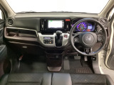 車内は光触媒抗菌消臭施工済です。インパネ周りはスタイリッシュなデザインです。グローブボックスやカップホルダーのほかにトレーなどたくさんの収納スペースが付いています。