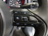 ステアリング右側には、クルーズコントロールなどの運転支援機能を操作できるスイッチを配置しています