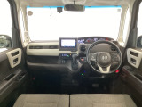 【前方視界】開放的な前方視界!運転がしやすく疲れにくいです♪窓が大きく、見通しがとっても良いおクルマですよ♪
