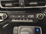 オートエアコンは温度を設定するだけで、自動で風量などを設定してくれます。運転しながら操作も必要ないので、安全性も向上します。