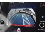リヤカメラ付きなので、シフトレバーをリバースにすると連動してカメラ映像に切り替わります。