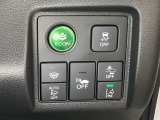 Hondaセンシング用の、VSA(ABS+TCS+横滑り抑制)解除と路外逸脱抑制機能のオンオフスイッチなどはハンドルの右側に装備しています。燃費に役立つECONボタンもここです。