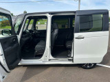 こちらのお車は、両側電動スライドドアになってます!軽い力で開きます!お子様の乗降りもしやすくなっています!