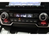 運転席と助手席の温度設定の変更が可能な左右独立タイプのデュアルエアコンです♪♪♪暑がりな人・寒がりな人も誰もが車内を快適にお過ごしいただけます♪♪♪