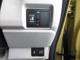 片側電動スライドドア。荷物で手が塞がる時など簡単にドアの開閉が出来ます。何より力いらずで開閉OK。女性やお年寄りにも優しい。電動機能はOFFにもできますから元気なお子様の駆け出しも安心。