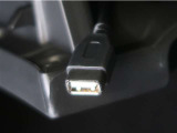USB接続により外部オーディオと連携する事が出来、車内で音楽を楽しむ事が出来ます。