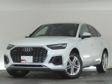 Audiデザインの特徴であるシングルフレームグリルが存在感を主張します。