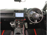 運転がわくわくするようなコックピットです!!STIプッシュスタートボタン、STIレザーシフトノブ付きです!!