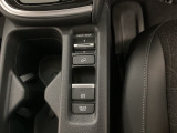 道路状況やお好みに合わせて、ドライブモードをスポーツモード、イーコンモード、EVモードに切り替えることができます。スイッチを軽く引くだけで、パーキングブレーキが作動します。
