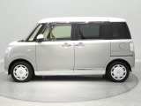 【左側面】便利な両側パワースライドドアを備えています。小回りが利き細い道でも運転しやすいサイズ感です