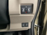 両側に電動スライドドアを採用しており、ボタン操作でスムーズに開閉が可能。狭い場所でも乗り降りしやすく、お子さま連れや荷物が多い時にも便利な装備です。