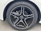 【アルミホイール】18インチのAMG5スポークアルミホイールを装着
