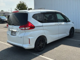 コンビネーションランプを高い位置に配置、後続車に見やすいデザインで安全にも配慮。