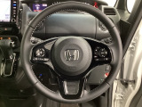 ハンドルにHondaセンシング系のクルーズコントロールやレーンキープアシストなどのスイッチと、オーディオの操作スイッチが装備されています。ハンドルから手を離さず安全に操作できます。