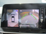 多彩なナビ機能に加えて、アラウンドビューモニターの画像も大画面に映し出されます。周囲の状況をもっと確認しやすくなり、駐車が楽に安心して行えます。
