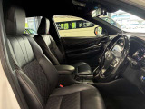 運転席の画像です。足元やシートまわりに余裕があり、リラックスした姿勢で運転が可能です。視界も良好で操作系へのアクセスもしやすく、快適で安心感のあるドライブをサポートします。