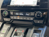 オートエアコンは左右席で独立温度コントロールが可能です。運転席はキンキンに冷やして助手席はマイルドにと言った設定が可能です☆暑さ寒さでケンカすることもなくなりますね♪