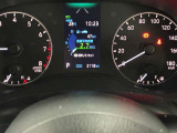 視認性に優れたメーターを採用しており、走行中でも車速や情報が分かりやすく表示されます。運転時の視線移動をむりのない範囲に抑え、快適で安心感のあるドライブをサポートします。