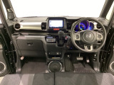 車内は光触媒抗菌消臭施工済です。インパネ周りはスタイリッシュなデザインです。グローブボックスやカップホルダーのほかにトレーなどたくさんの収納スペースが付いています。