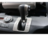 インパネシフトだから視線の移動も少なく足元もスッキリ♪運転席もゆったりしているのでゆとりを持ってドライブできますね!