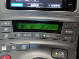 オートエアコンです。車内を設定温度に保ち、快適空間をキープします。