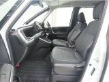 収納も便利で使いやすい。小物や大切な物をやさしく収納。カップホルダーの位置も使いやすいです♪