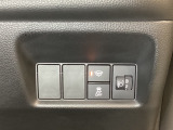 ハンドルの右側にはヘットライトリベライザーとVSA(ABS+TCS+横滑り抑制)の解除スイッチがついています。ヘッドライトリベライザーは道路状況や積荷の加重に応じてライトの高さを調節できます。