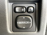 【電動格納ミラー】サイドミラーは電動格納式となっており、狭い駐車場でもキズがつくリスクを抑えられます。
