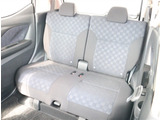 お車選びをお楽しみ頂けるよう、在庫車の展示スペースを十分に確保しております。