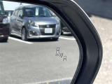 隣車線を走る車両をレーダーで検知し、ドアミラーでは確認しにくい後側方エリアに存在する車両に加え、急接近してくる車両も検知します。車両を検知するとドアミラーに搭載されたLEDインジケーターが点灯します。