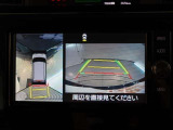 パノラミックビューモニター付きです。車両を上から見たような映像をモニター画面に表示。運転席からの目視では見にくい、車両周辺の状況をリアルタイムでしっかり確認できます。