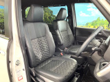 運転席まわりには十分なスペースがあり、大柄な方でもゆったり運転していただける環境です。