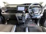 ドライバーを包み込むように、ディスプレーやスイッチ、コンソールを配置。座った瞬間から運転への期待が!空間そのものの心地よさにこだわっています。
