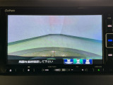 【バックカメラ】運転が苦手な方も車庫入れラクラクです!ギアをリバースに入れれば自動的に切り換わりますので、面倒な操作は不要です♪狭い駐車場もお車を傷つけず安心ですね!