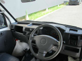 視点の移動を抑えて操作性をアップした運転席周りで視界も良好です