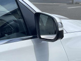 【ブラインドスポットアシスト】走行中車両の斜め後ろの死角エリアをモニタリングし、ドアミラー内蔵のインジケーターを点灯させて注意喚起し、安全な走行のサポートをします。
