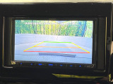 【バックカメラ】駐車時に後方がリアルタイム映像で確認できます。大型商業施設や立体駐車場での駐車時や、夜間のバック時に大活躍!運転スキルに関わらず、今や必須となった装備のひとつです!