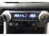 運転席・助手席・独立型オートエアコン。運転席と助手席側別々の温度設定ができ快適なドライブが楽しめます!さり気ない細やかな便利機能です。