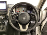 ハンドルにHondaセンシング系のクルーズコントロールやレーンキープアシストなどのスイッチと、オーディオの操作スイッチが装備されています。ハンドルから手を離さず安全に操作できます。
