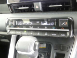 温度の感じ方は、個人差がありますね。運転席、助手席で独立して温度設定のできる左右独立温度コントロールのオートエアコン装備です。